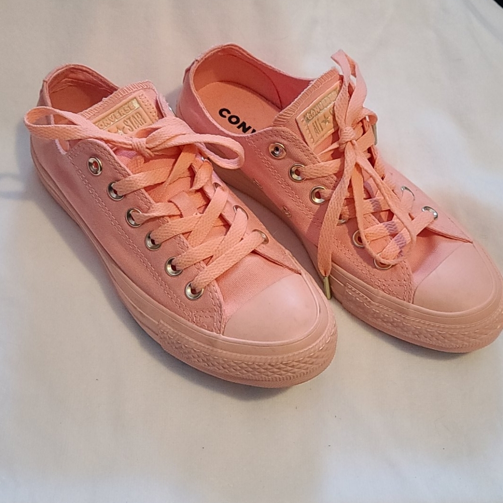 Cute pink converse lightly worn!